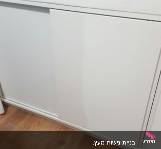 דלת הזזה לבנה על רקע קיר לבן
